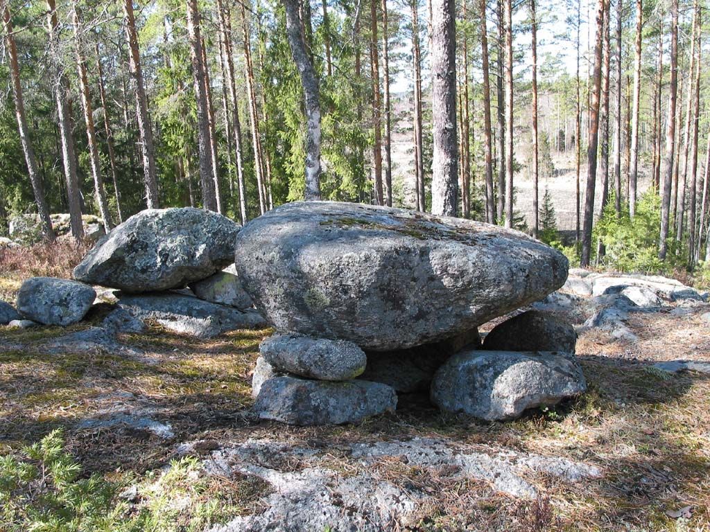 Kuva: Nk. uhri- tai kivipöytä Kylmänkorvenkalliolla. Leena Koivisto 7/2003