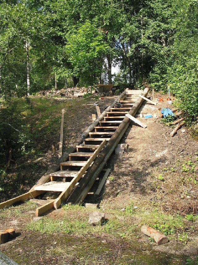 Kuva: Vanhakosken jokitörmään rakennettiin portaat helpottamaan kulkua alueella sekä estämään kulumista Leena Koivisto 4.8.2003