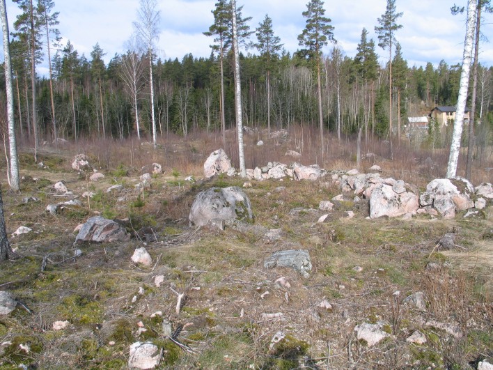 Kuva: Grindilä Koskenniemen kiviaitausta. Kaisa Lehtonen 20.4.2005