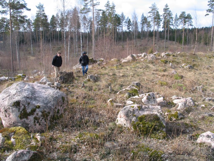 Kuva: Grindilä Koskenniemen kiviaitausta. Kuvassa aluevalvoja Helena Ranta ja Panu Nykänen. Kaisa Lehtonen 20.4.2005