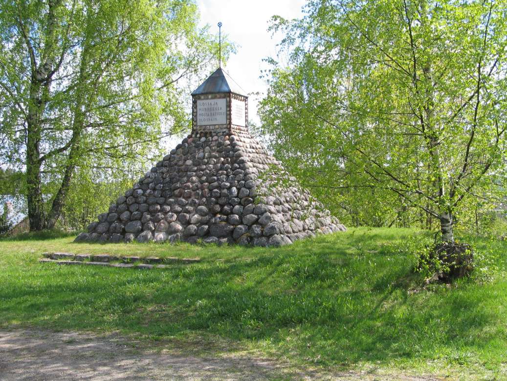 Kuva: Pihapiirissä oleva muistomerkki. Kaisa Lehtonen 25.5.2005