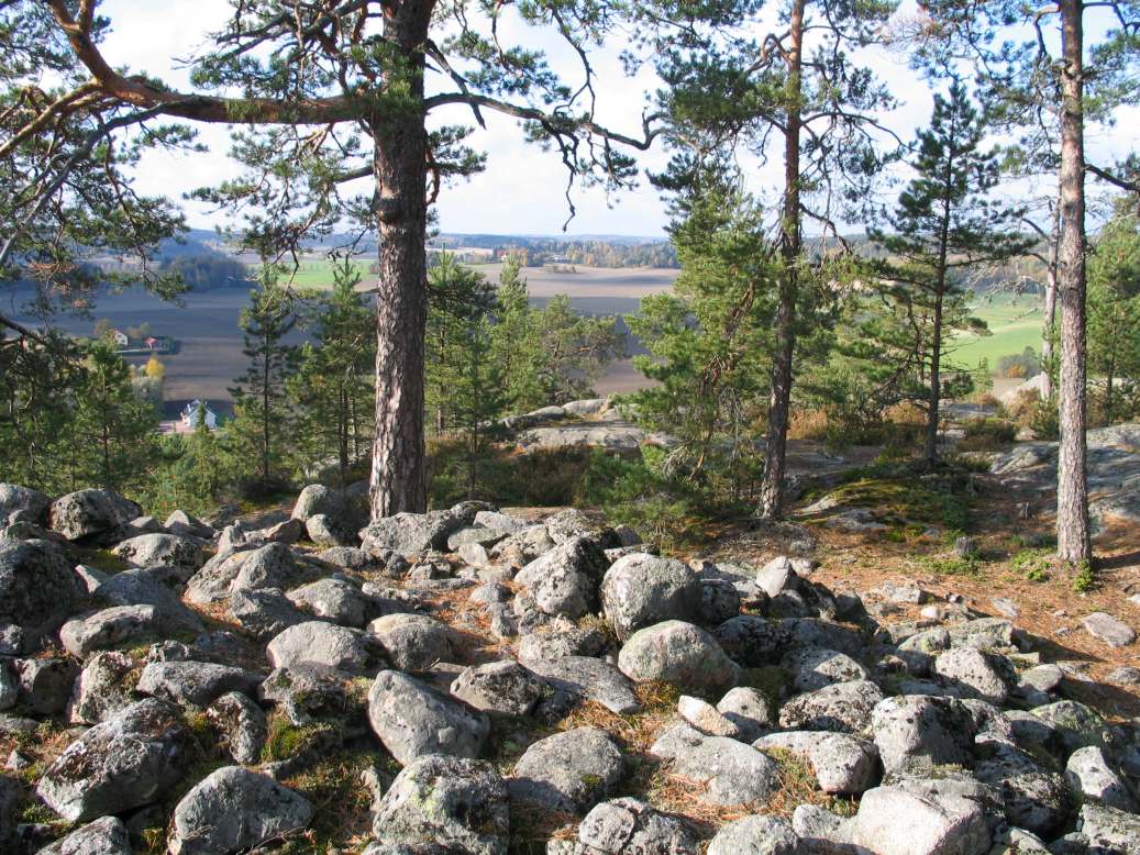 Kuva: Näkymä Krejansbergetin röykkiöltä jokilaaksoon. Kaisa Lehtonen 7.10.2005