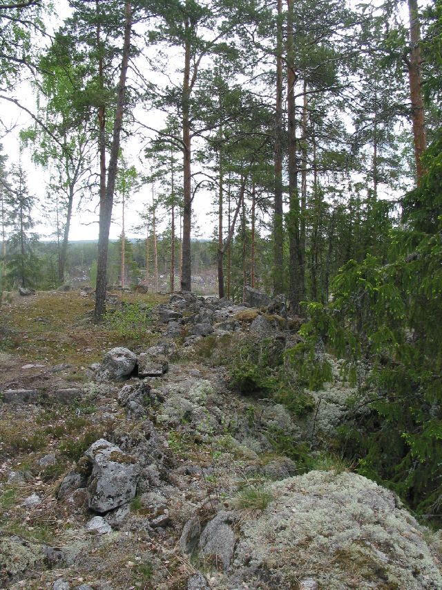 Räätikäsvuoren vallinjäännöksiä, kuvattu S Leena Koivisto 24.5.2005