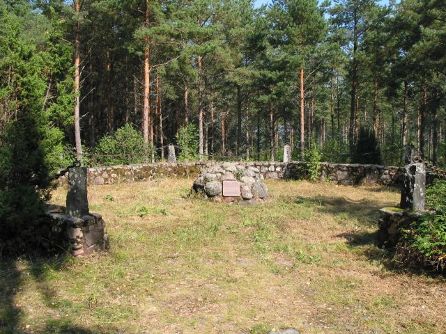 Kuva: Reposaaren Kappelin muistomerkki kuvattuna ennen hoitoa Leena Koivisto 16.8.2006