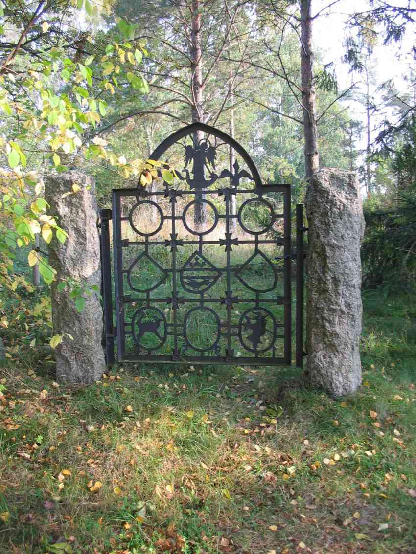 Kuva: Kalmistoalueen koillisosaa rajaava portti. Portin on valmistanut paikallinen seppä vuonna 1956. Satu Mikkonen-Hirvonen 10/2005