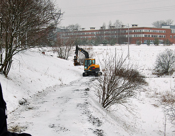 Koroisten koillis- pohjospuolelle tehtävän ulkoiluväylän teko käynnissä. 3.3.2008 Teija Tiitinen