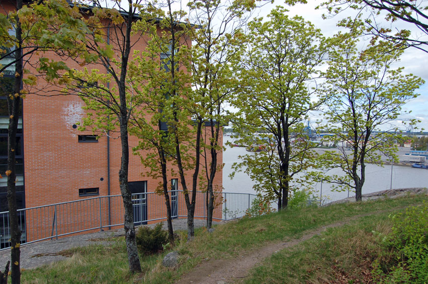 Kuva: Uudet talot nouset Korppolaismäen eteen ja katkaisevat näkymän merelle Teija Tiitinen 18.5.2006
