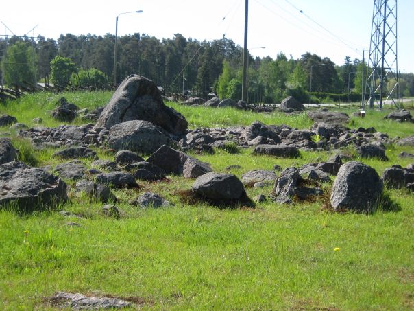 Kuva: Röykkiöitä Luistarin kalmistossa. Leena Koivisto 1.6.2009