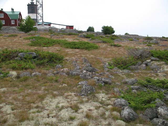 Kuva: Västra Norrskärin korkeimman kohdan pohjois-/luoteispuolella, majakkarakennuksen ja luotsitalon pohjoispuolella sijaitsevia kalamajojen perustuksia. Kaisa Lehtonen 8.8.2007
