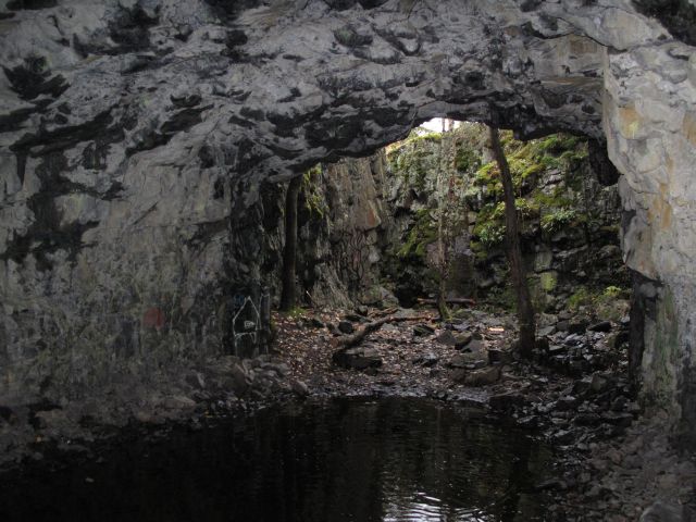 kallioon louhittu, miehistösuojaksi tarkoitettu luola, joka on jäänyt keskeneräiseksi ilman betonointitöitä. John Lagerstedt 21.10.2009