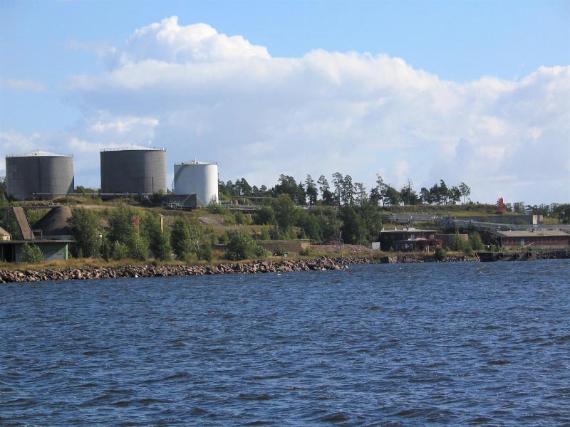 Fort Katarinan linnoituksen jäänteet vanhan öljytehtaan alueella Ruotsinsalmella Antti Suna 16.9.2004