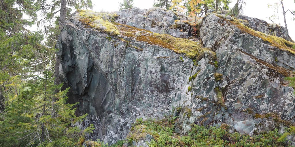 Kuva: Tervola, Hirsikangas. Suojaavan kalliolipan alla louhinnan merkit ovat säilyneet erityisen hyvin näkyvissä. Teemu Mökkönen 27.8.2020