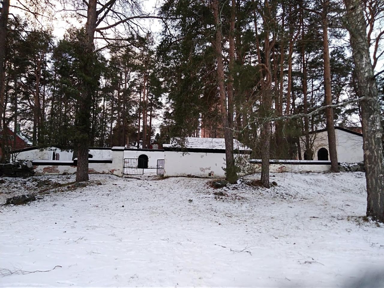 Kuva: Kalmisto idästä. K.H.Renlundin museo. CC BY 4.0 Lauri Skantsi 7.12.2020