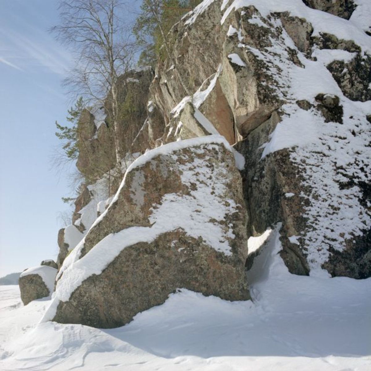 Iitin Kelloniemen Haukkavuoren kalliomaalaus, näkymä kohti maalauskalliota, yleiskuva Ismo Luukkonen 2004